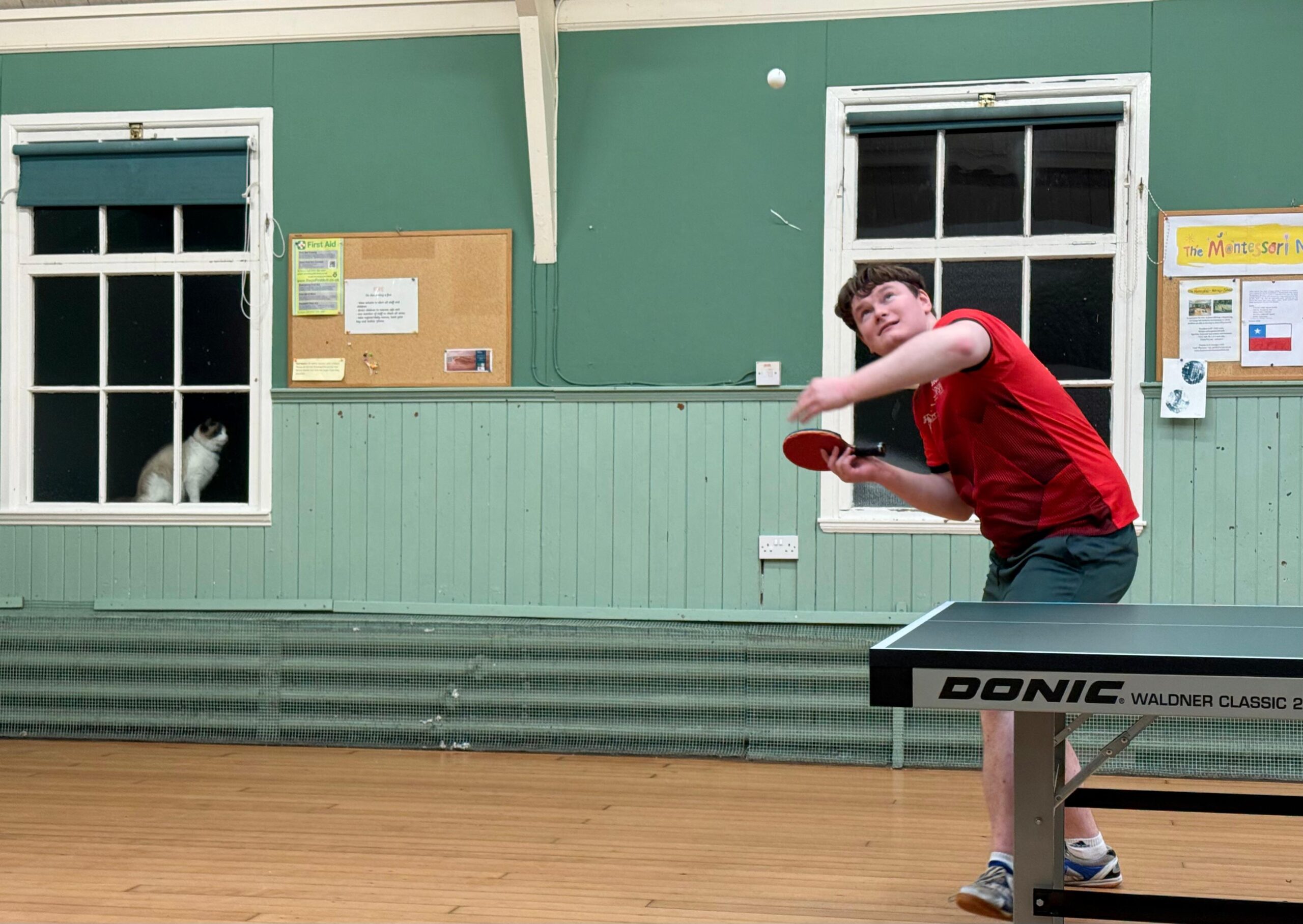 Spectator scrutinises legality of John's serve.
(Season 25/26)